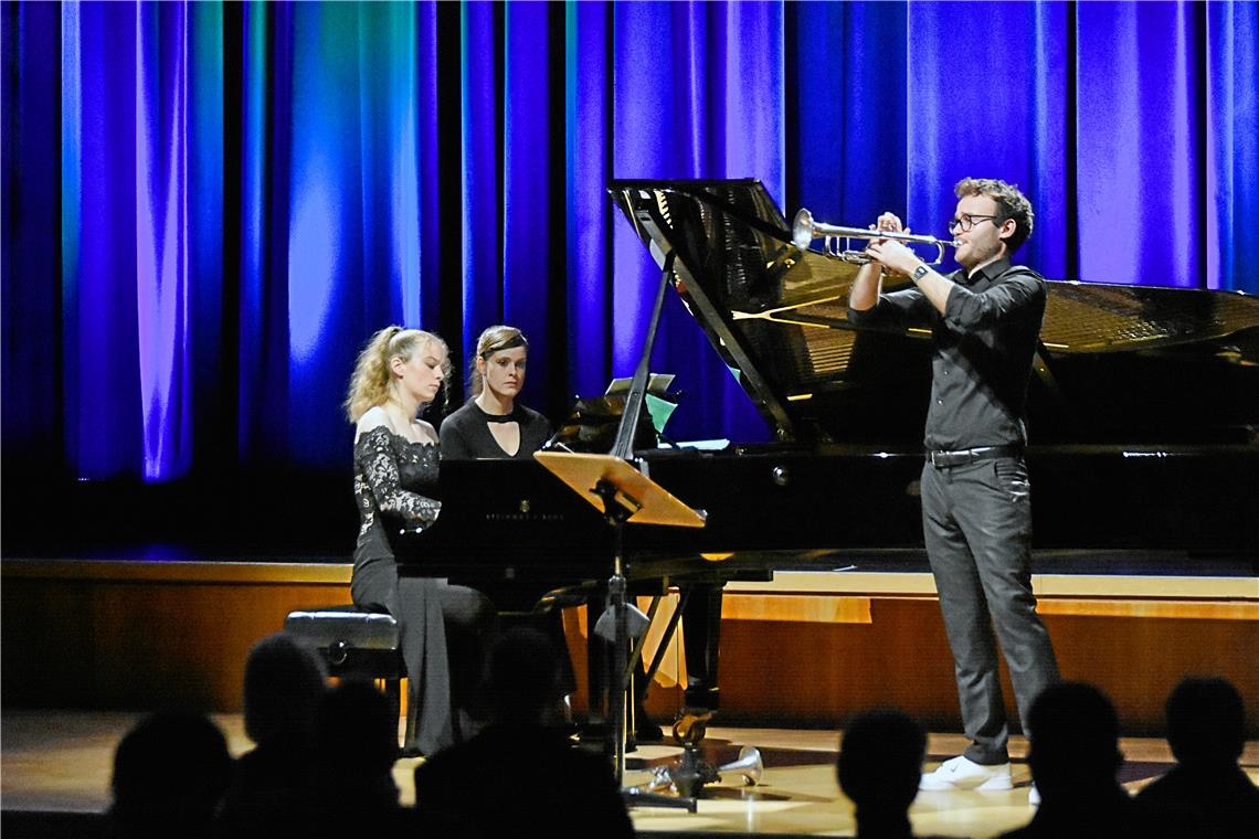 Die Pianistin Elisabeth Brauß (links) und der Trompeter Simon Höfele zeigen im Bürgerhaus ihr Können als Duo. Foto: T. Sellmaier