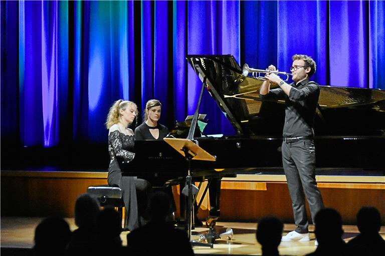 Die Pianistin Elisabeth Brauß (links) und der Trompeter Simon Höfele zeigen im Bürgerhaus ihr Können als Duo. Foto: T. Sellmaier