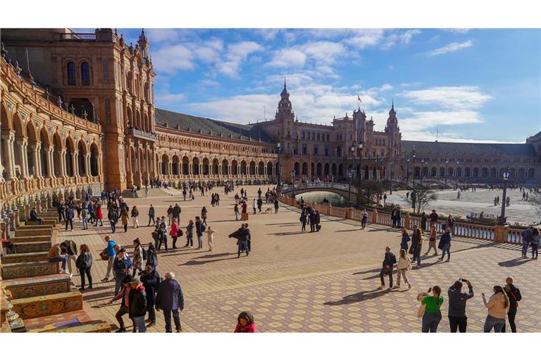 Die Plaza de España gilt als eine der größten Touristenattraktionen von Sevilla.