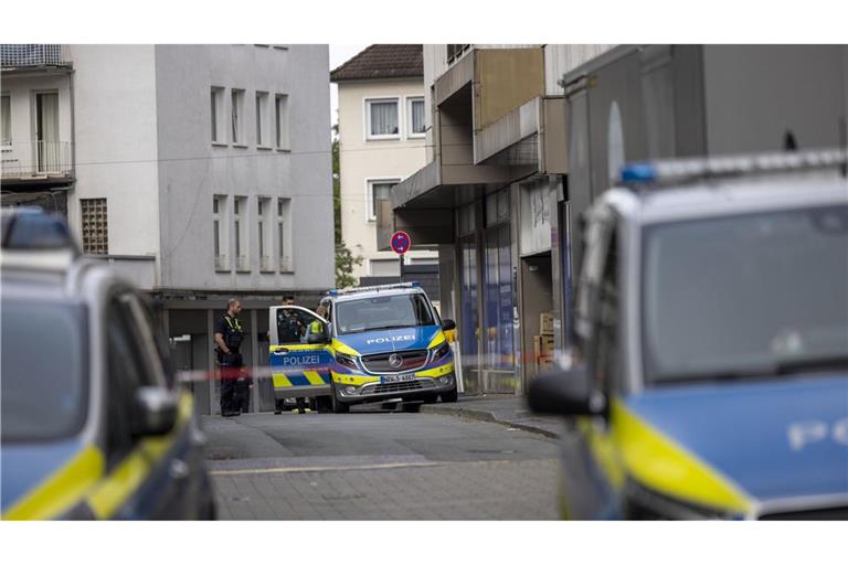 Die Polizei am frühen Sonntagmorgen bei ihrem Einsatz.