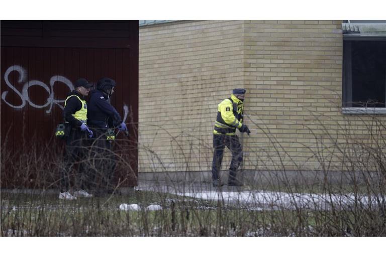 Die Polizei am Schauplatz des Vorfalls in der Risbergska-Schule, in der mehrere Personen von Schüssen verletzt wurden. Die Identität des Täters ist geklärt, das Motiv bleibt offen (Archivfoto).