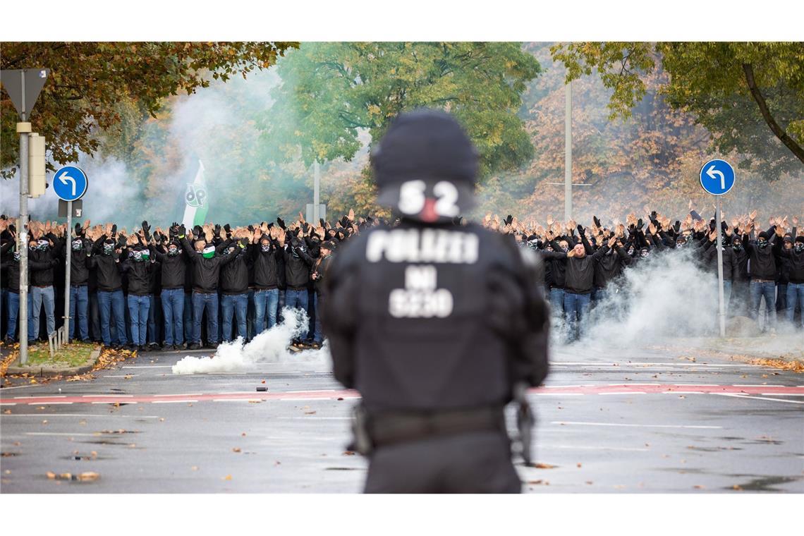 Die Polizei begleitet das als Hochrisikospiel eingestufte Derby zwischen Hannover 96 und Eintracht Braunschweig mit einem Großaufgebot (Archivbild).