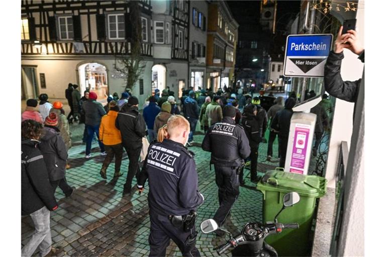 Die Polizei begleitet eine Demo gegen die politischen Maßnahmen zur Eindämmung der Corona-Pandemie in Ravensburg. Foto: Felix Kästle/dpa