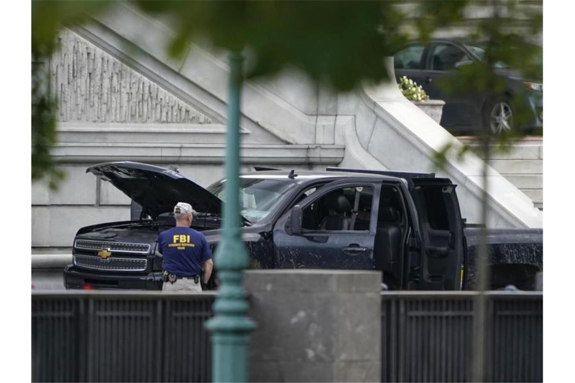 US-Kapitol: Mann ergibt sich nach Bombendrohung der Polizei Die Polizei des US-Kapitols untersucht ein verdächtiges Fahrzeug auf eine mögliche Bombe. Foto: Carolyn Kaster/AP/dpa