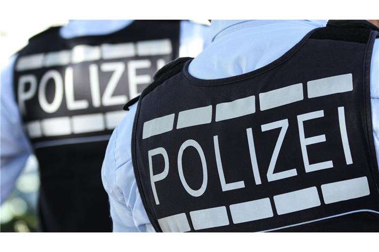 Die Polizei durchsuchte das Gebäude und konnte nach zwei Stunden Entwarnung geben. (Symbolbild)