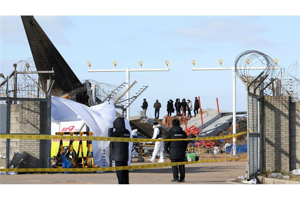 Die Polizei durchsuchte den Flughafen und das Büro der betroffenen Airline.