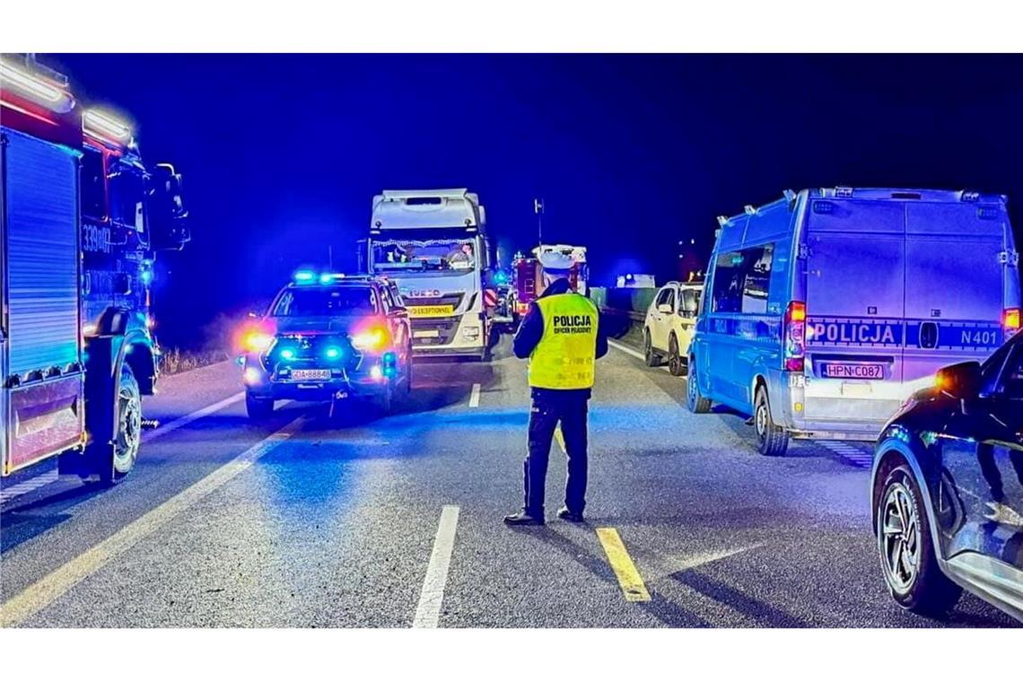 Die Polizei ermittelt nach dem schweren Verkehrsunfall noch die Unfallursache.