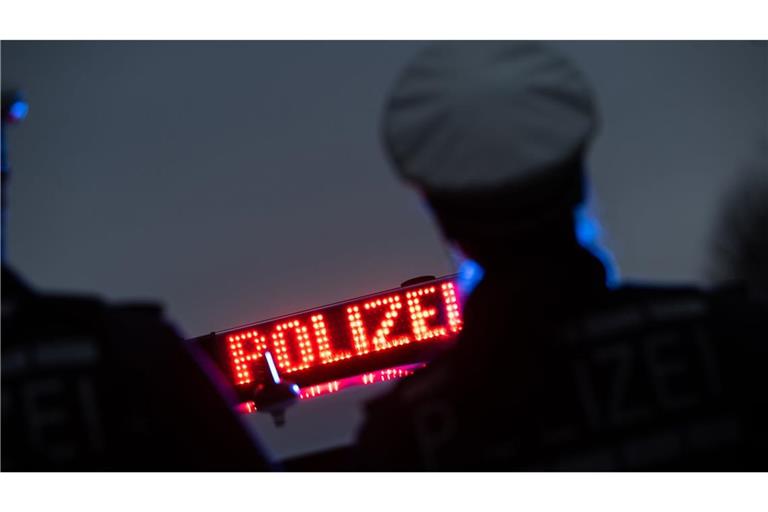 Die Polizei fahndet nach den beiden unbekannten Männern. (Symbolbild)