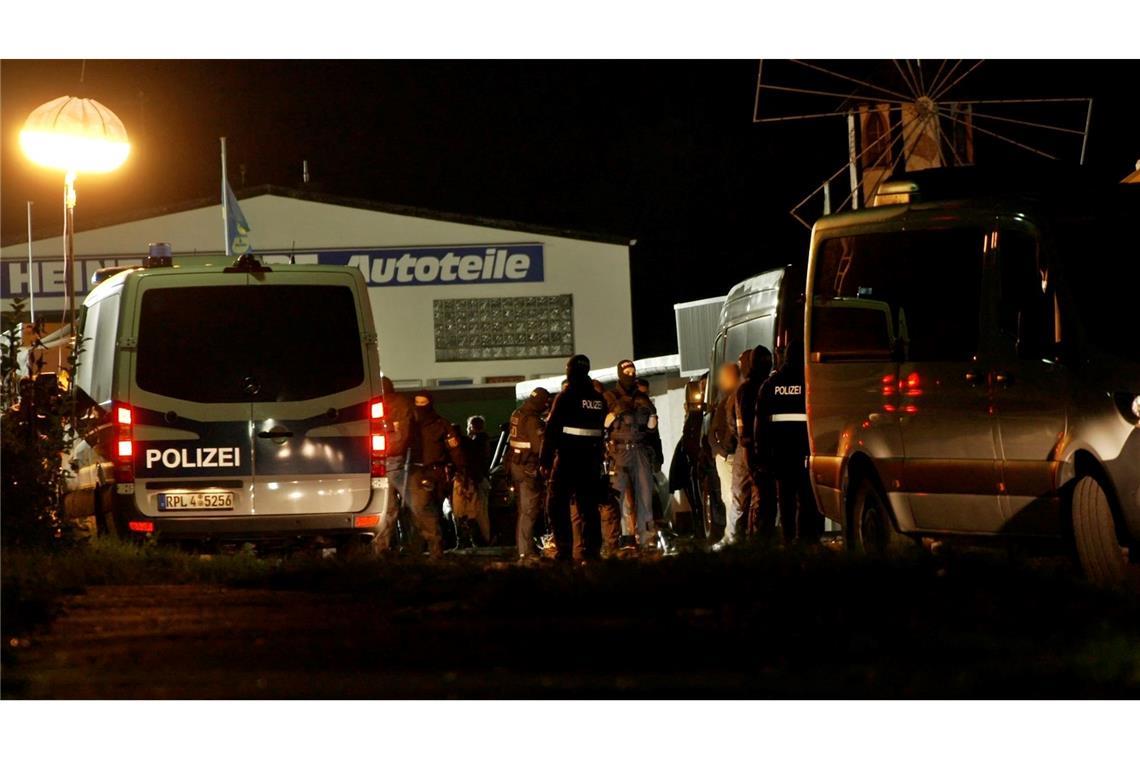 Die Polizei geht den Angaben nach davon aus, dass ein regionaler Ableger der rechtsextremistischen Kleinstpartei III. Weg der Veranstalter war.