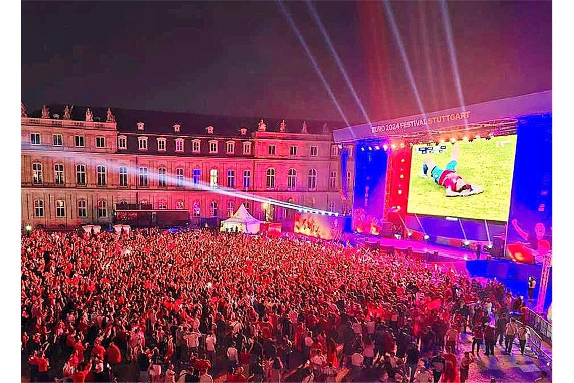 Die Polizei geht nach dem Angriff mit einem starken Kräfteaufgebot in die Menge auf dem Schlossplatz