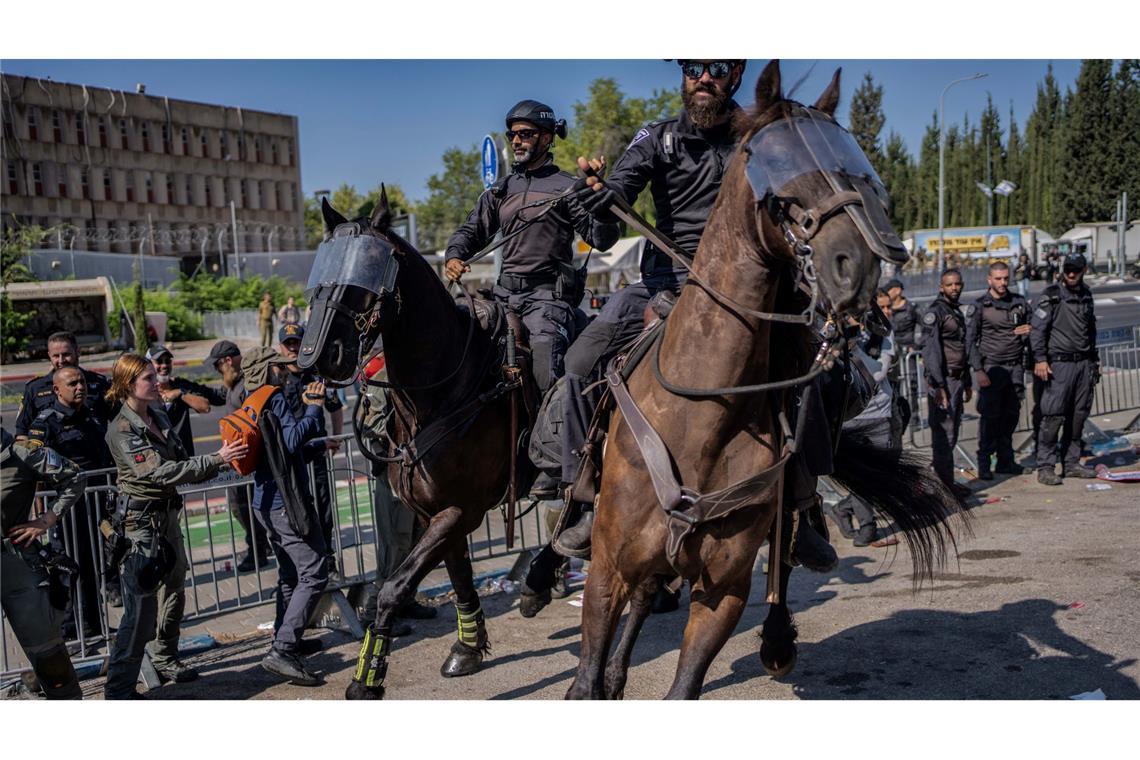 Die Polizei gerät mit Ultraorthodoxen aneinander.