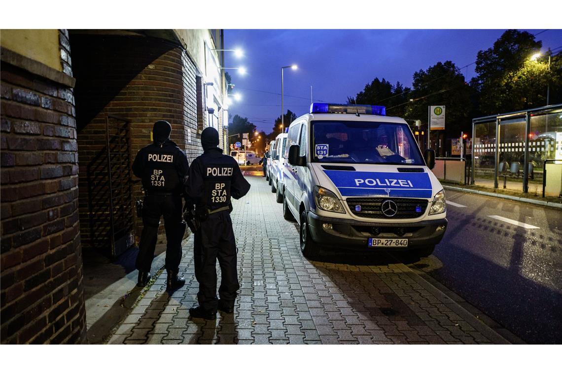 Die Polizei hat bei Razzien gegen Schleuserkriminalität mehrere Wohnungen in Baden-Württemberg durchsucht.