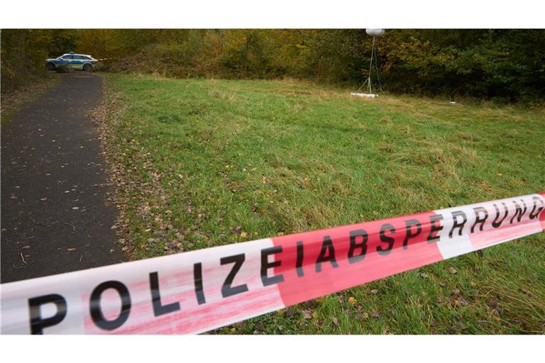 Die Polizei hat den Fundort der Toten bei Niederdürenbach in der Eifel weiträumig abgesperrt.