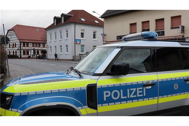 Die Polizei hat die Umgebung abgesperrt.