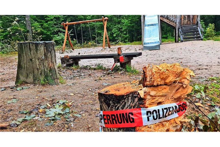 Die Polizei hat im Degerlocher Wald Spuren gesichert. Viele Zerstörungen sind auch nach dem Aufräumen noch zu sehen.