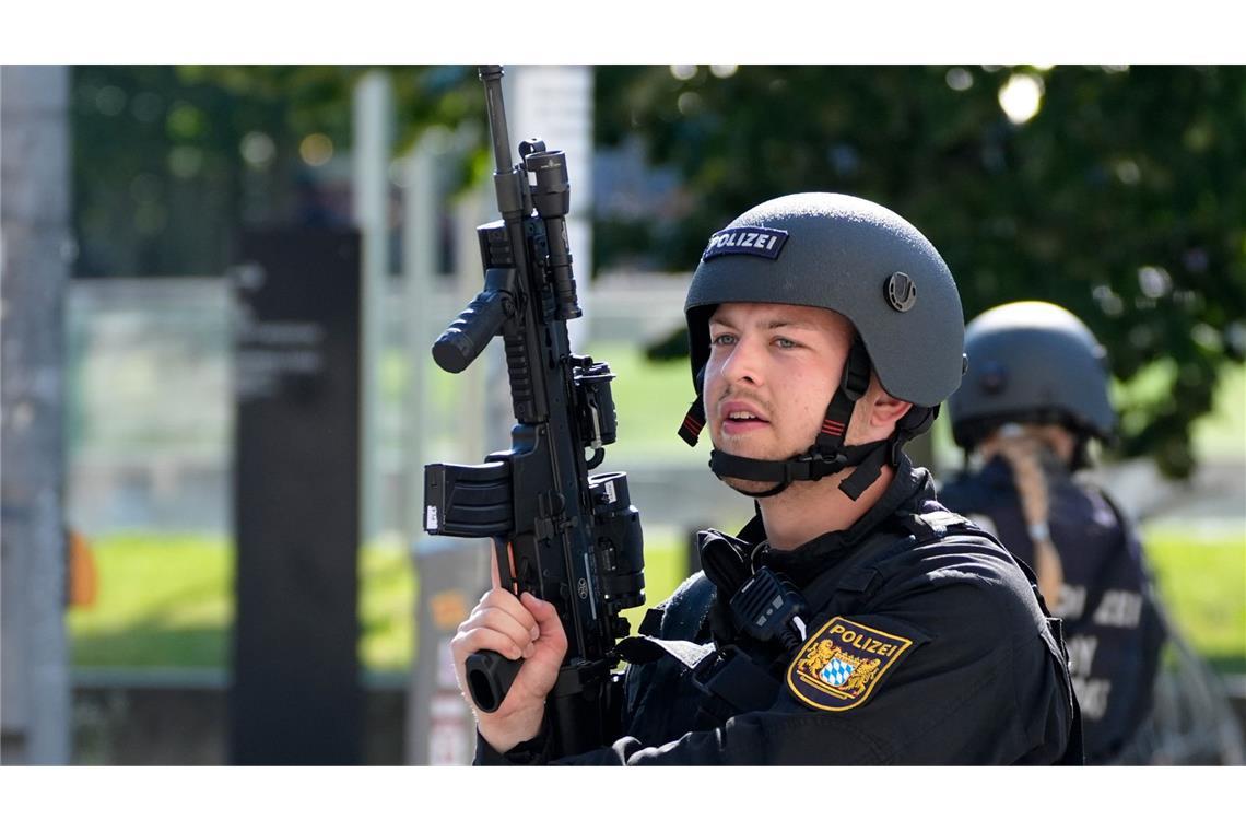 Die Polizei hat in der Münchner Innenstadt bei einem größeren Einsatz in der Nähe des israelischen Generalkonsulats eine verdächtige Person niedergeschossen.