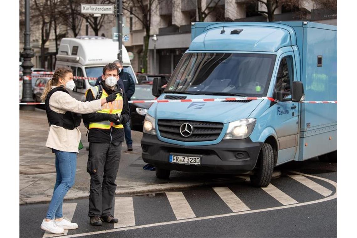 Überfall auf Geldtransporter - Tatverdächtiger gefasst Die Polizei hat nach einem Überfall am Berliner Kurfürstendamm einen Tatverdächtigen festgenommen. Foto: Bernd von Jutrczenka/dpa