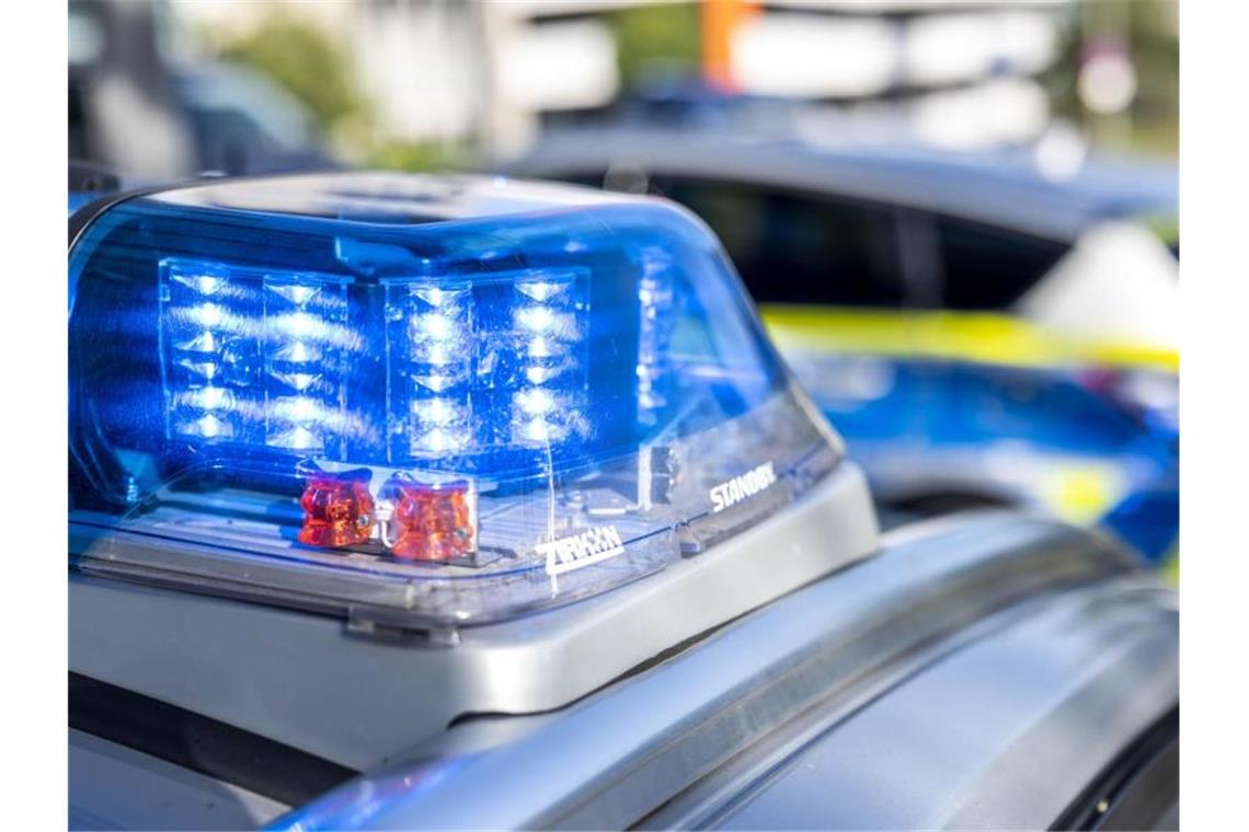 Mann verliert Bewusstsein im Polizeigewahrsam und stirbt Die Polizei in Düsseldorf wurde am Montag wegen eines handfesten Streits zweier Männer gerufen. Foto: David Inderlied/dpa/Symbolbild