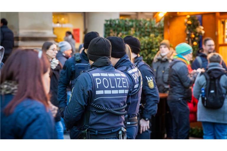 Die Polizei in Stuttgart hält an ihren Sicherheitsvorkehrungen für den Weihnachtsmarkt fest. (Archivbild)