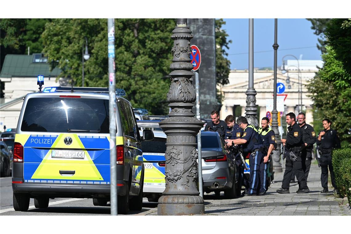 Die Polizei ist mit einem Großaufgebot vor Ort.