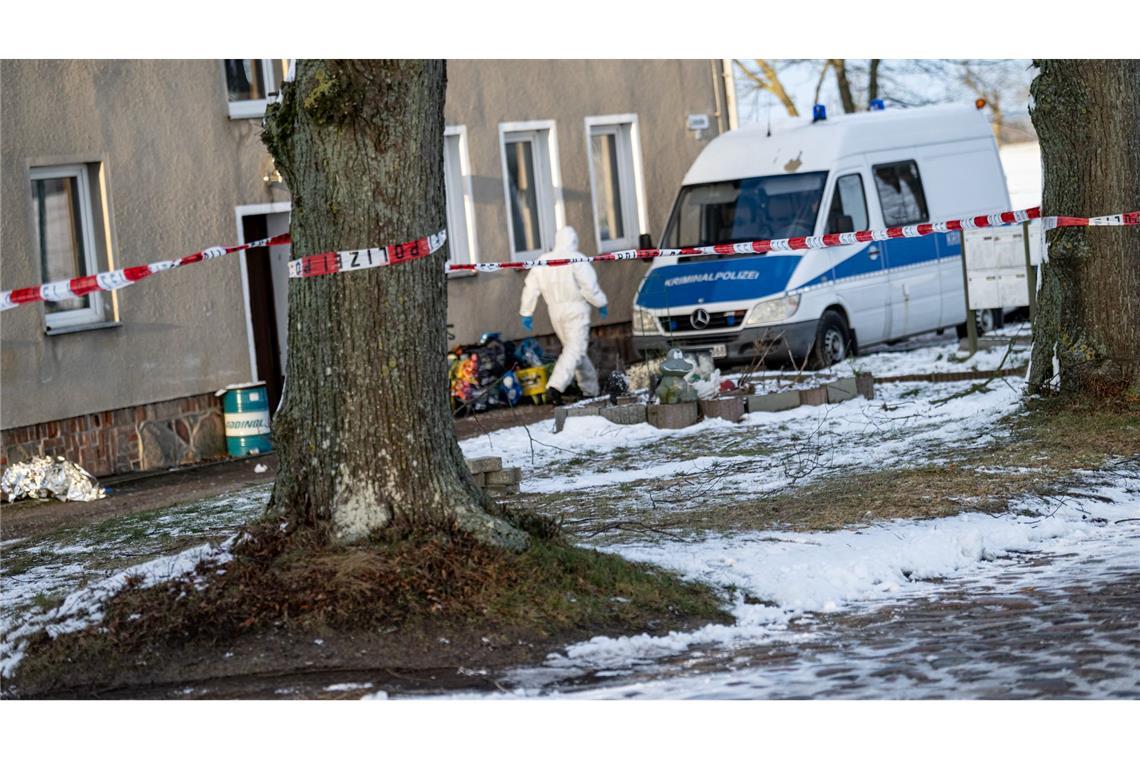 Die Polizei ist nach einer Gewaltattacke in einem Ortsteil von Casekow in der brandenburgischen Uckermark im Einsatz und sichert Spuren.