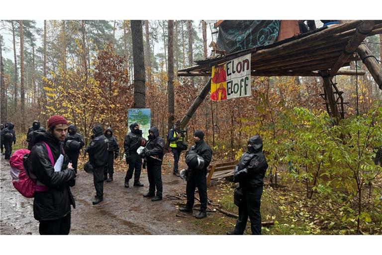 Die Polizei löst das Protestcamp von Tesla-Gegnern im Wald nahe der Tesla-Autofabrik auf. Seit Ende Februar hielten Umweltaktivisten ein Waldstück besetzt.