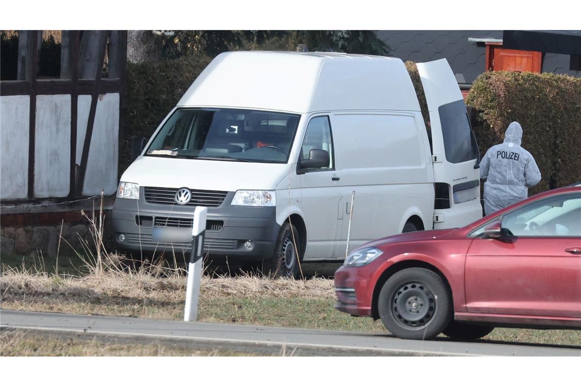 Die Polizei machte noch keine Angaben zur Identität der Toten.