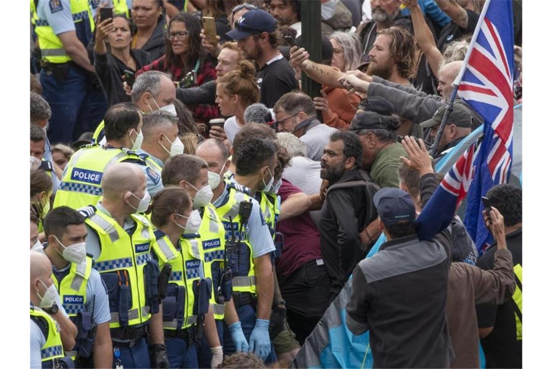 Impfpflicht-Gegner kampieren vor neuseeländischem Parlament Die Polizei nimmt Menschen fest, die vor dem Parlament im neuseeländischen Wellington gegen eine Coronavirus-Impfpflicht protestieren. Foto: Mark Mitchell/NZME via AP/dpa