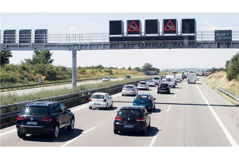 Die Polizei Pforzheim geht mit einem Post zum Rechtsfahrgebot viral.