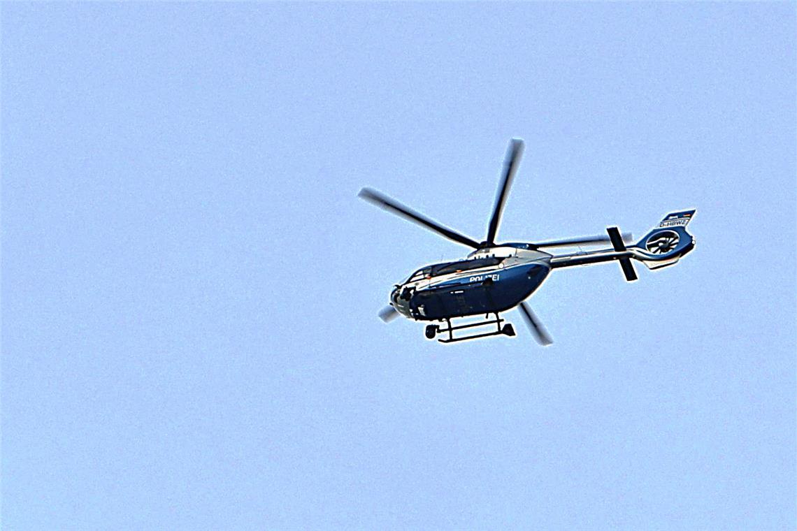 Die Polizei setzt für die Suche auch einen Hubschrauber ein (Symbolfoto). 