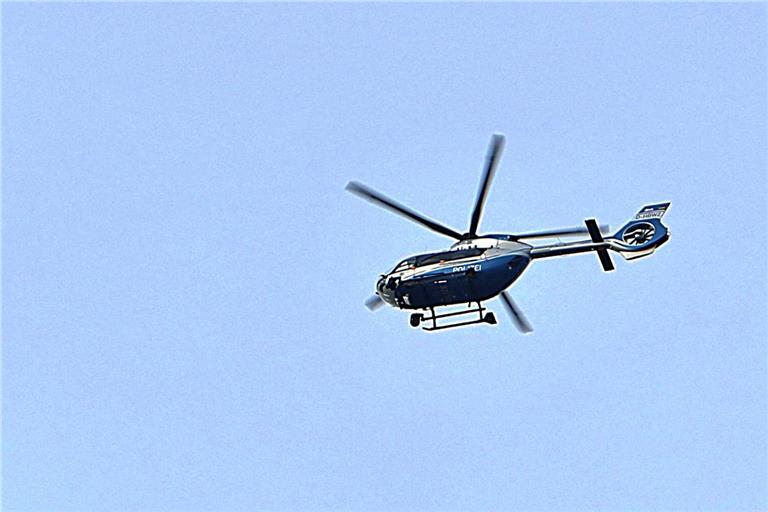 Die Polizei setzt für die Suche auch einen Hubschrauber ein (Symbolfoto). 