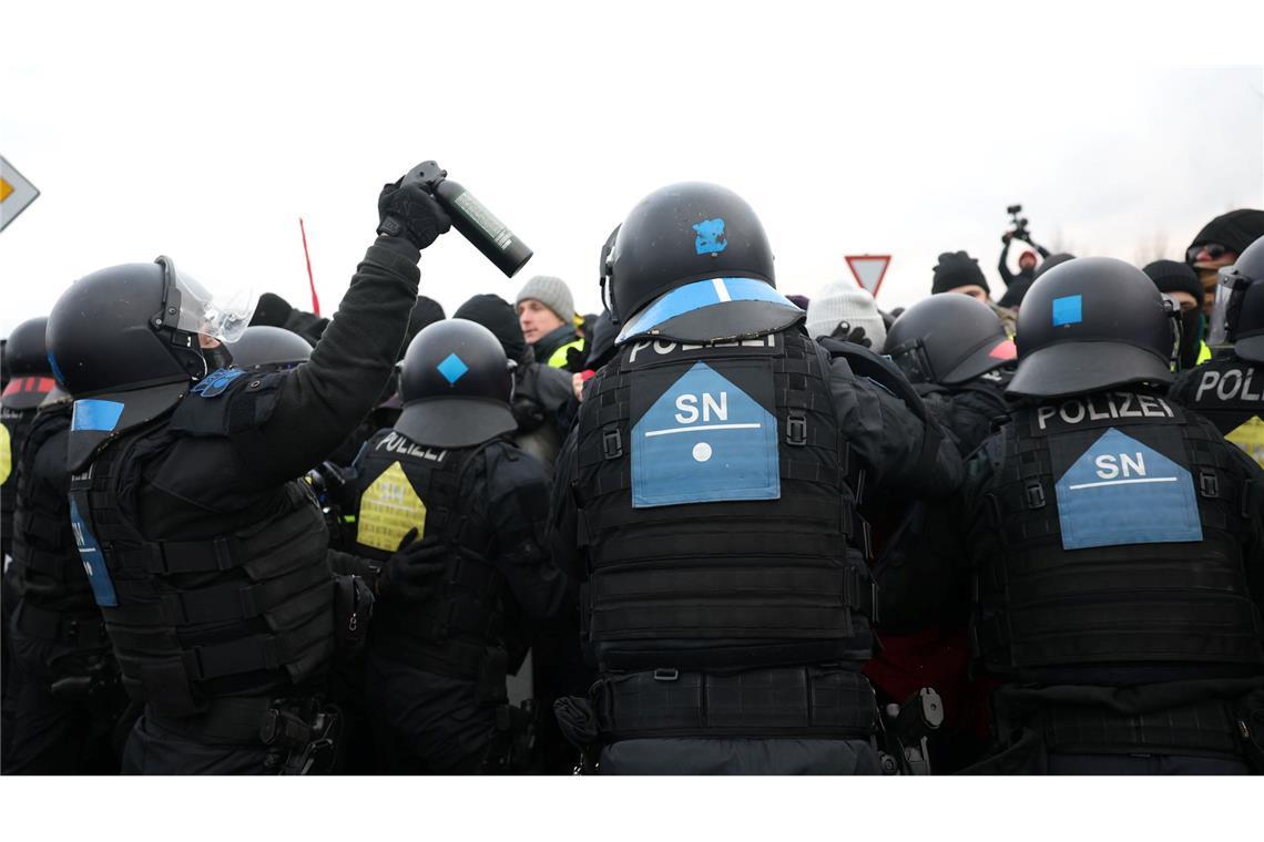 Die Polizei setzte Pfefferspray gegen Demonstranten ein (Archivbild).