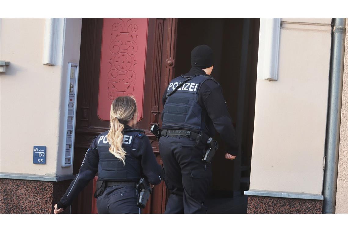 Die Polizei soll auch die Wohnung des tatverdächtigen Ehemanns des Opfers durchsucht haben.