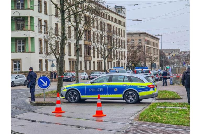 Die Polizei sperrt das Gebiet rund um das Landratsamt in Karlsruhe ab. Foto: Aaron Klewer/Einsatz-Report24 /dpa