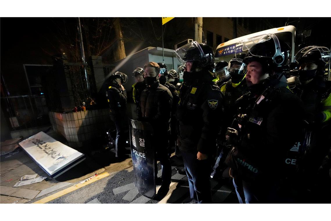 Die Polizei stellte sich den Demonstranten vor dem Gerichtsgebäude in Seoul in den Weg.