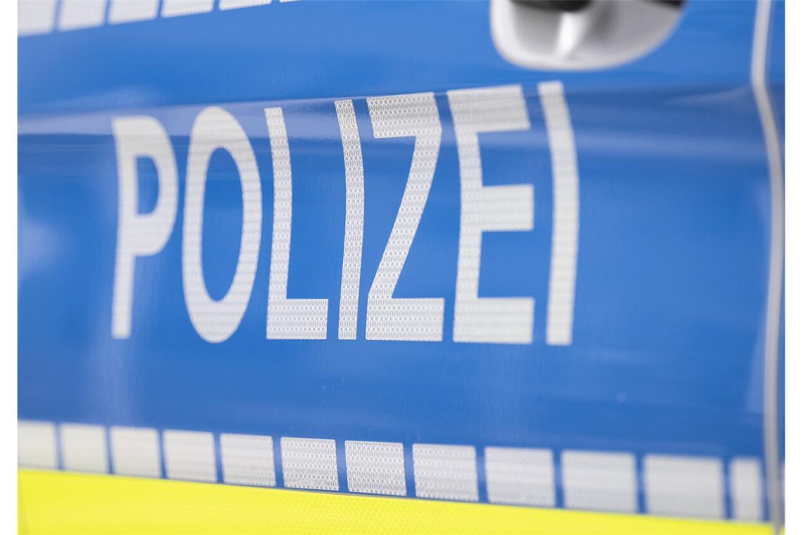 Die Polizei sucht mit einer Personenbeschreibung nach den Tatverdächtigen. (Symbolfoto)