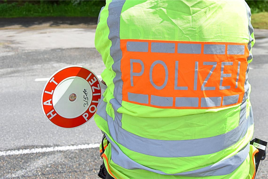 Die Polizei sucht nach dem Fahrer des dunklen Sportwagens. Symbolfoto: Tobias Sellmaier