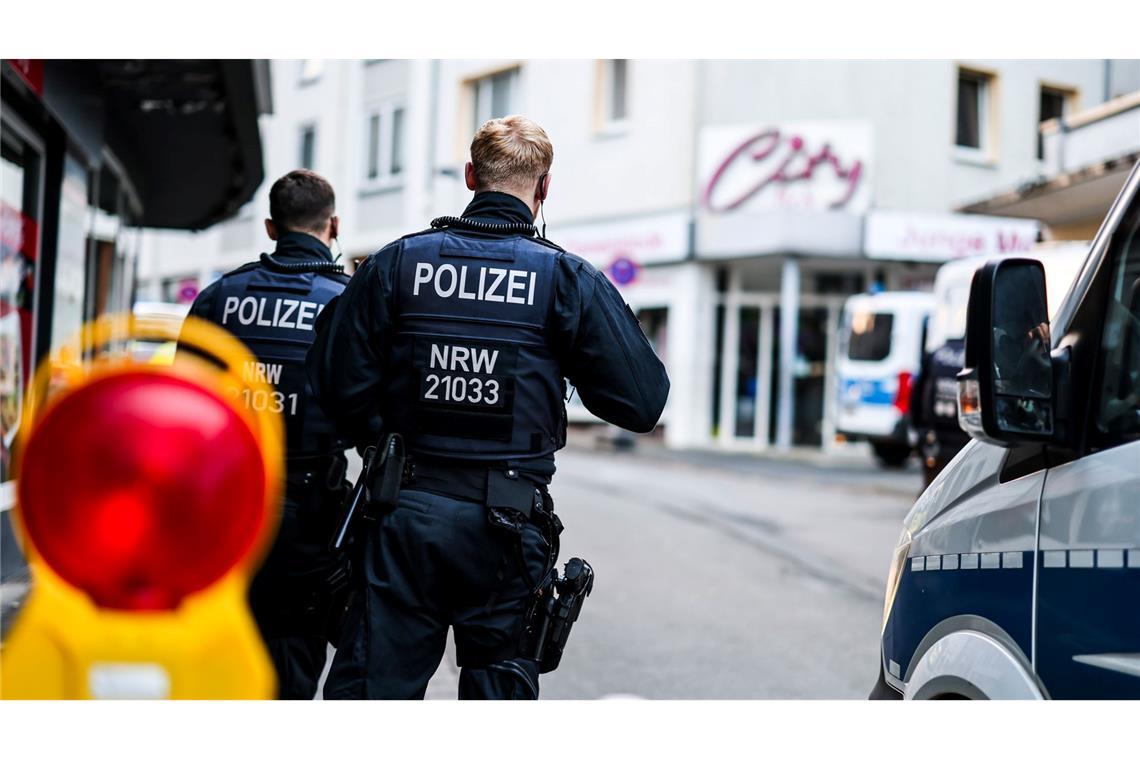 Die Polizei suchte mit einem Großaufgebot nach dem Täter - der sich letztlich selbst stellte.