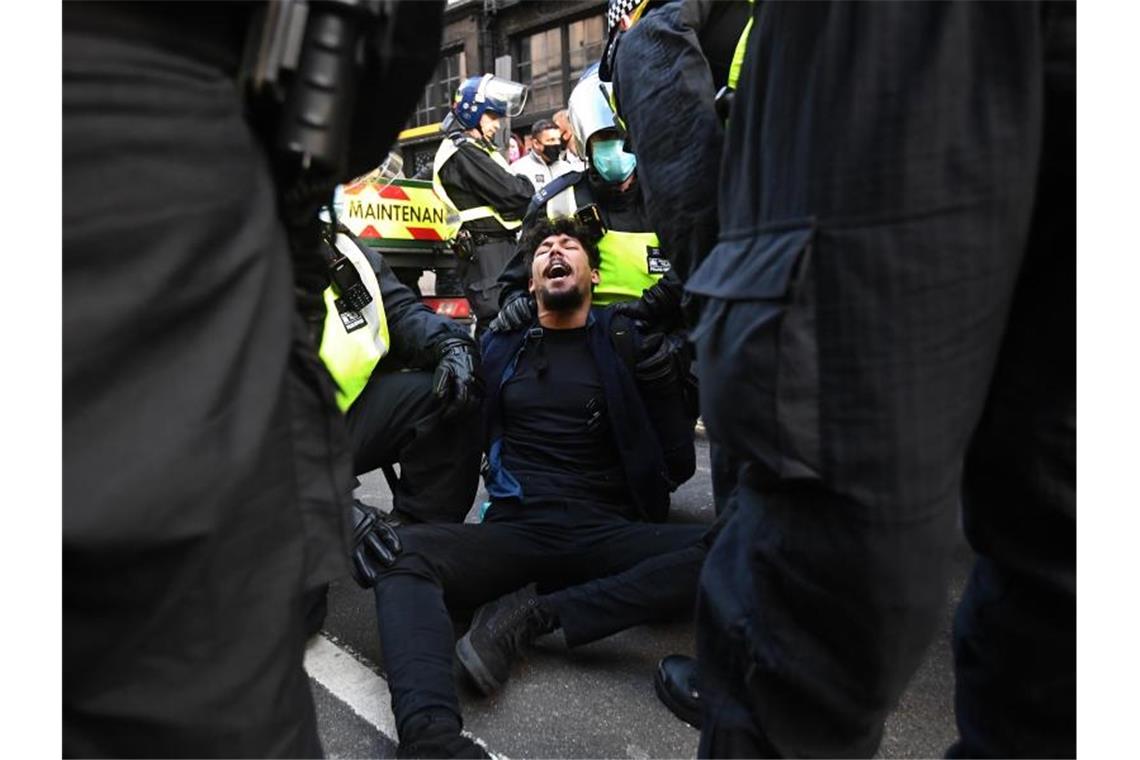 Anti-Lockdown-Protest: Mehr als 150 Festnahmen in London Die Polizei verhaftet einen Demonstranten. Foto: Victoria Jones/PA Wire/dpa
