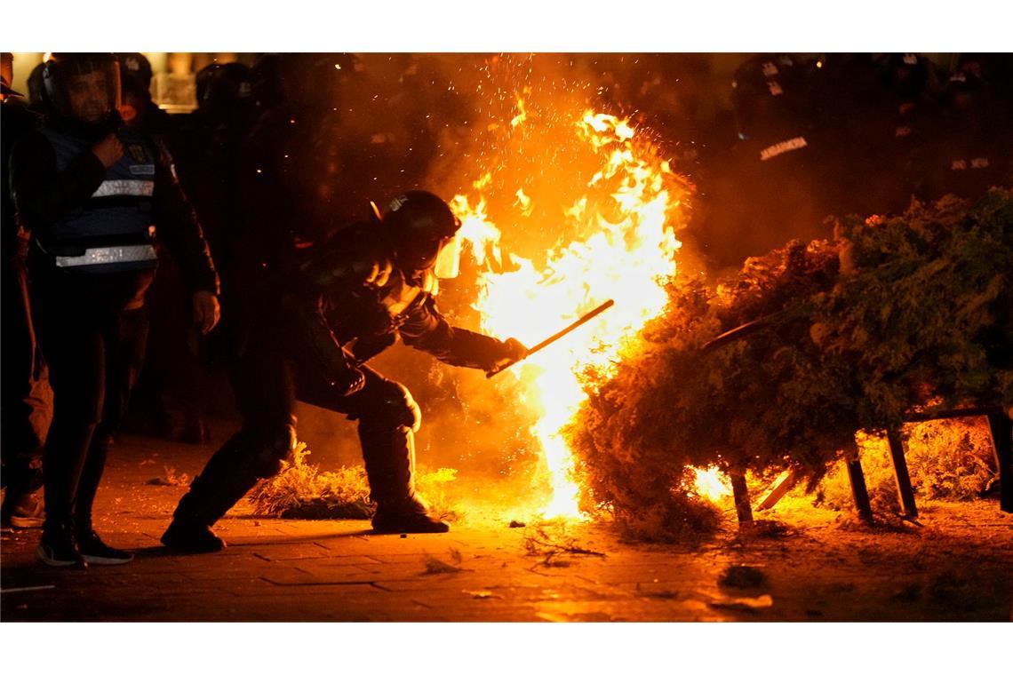 Die Polizei versucht, ein Feuer zu löschen, während Anhänger von Calin Georgescu protestieren. Die rumänische Wahlbehörde hat seine Kandidatur bei der Wiederholung der Präsidentschaftswahlen in Rumänien abgelehnt.