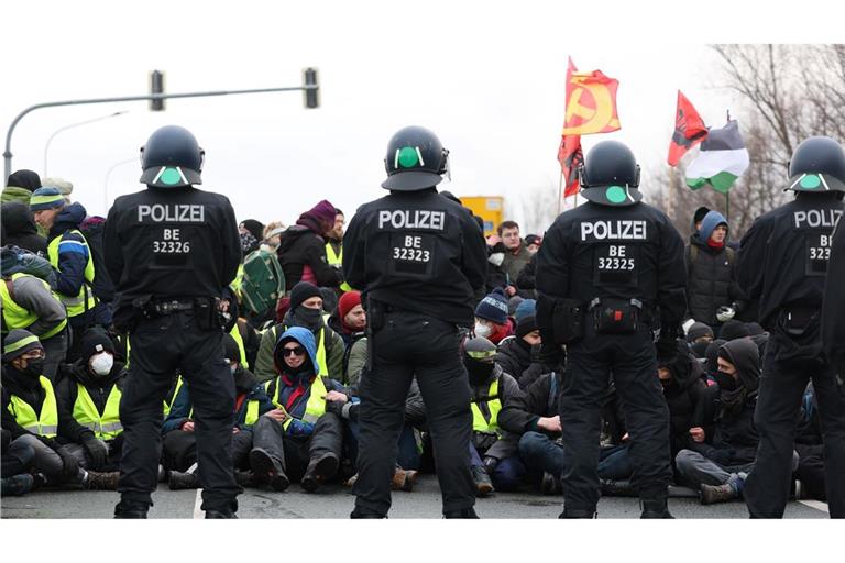 Die Polizei war in Riesa mit einem Großaufgebot vor Ort (Archivbild).