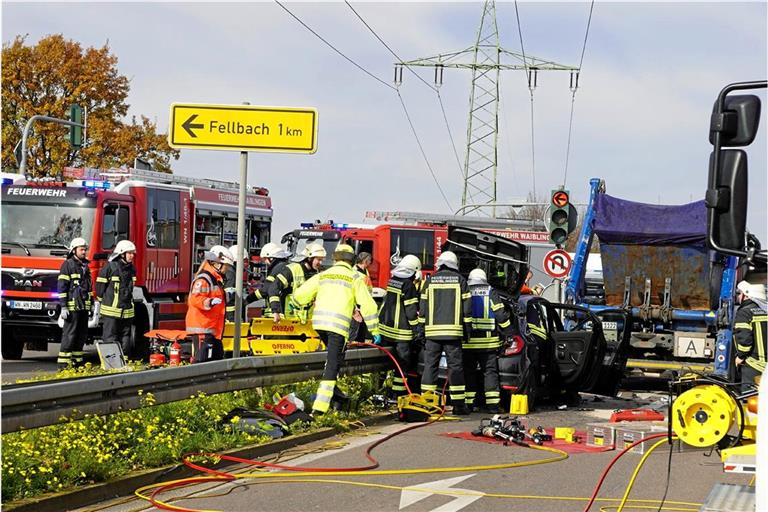 Waiblinger Westumfahrung gesperrt Die Polizei will demnächst mehr Einzelheiten melden. Foto: SDMG