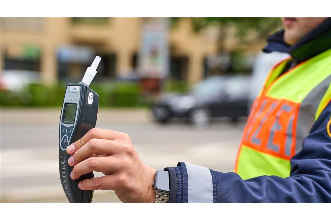 Die Polizei zog in der Nacht zum Samstag drei Männer aus dem Verkehr, die allesamt unter Alkoholeinfluss und ohne Führerschein Auto gefahren waren. (Symbolfoto)