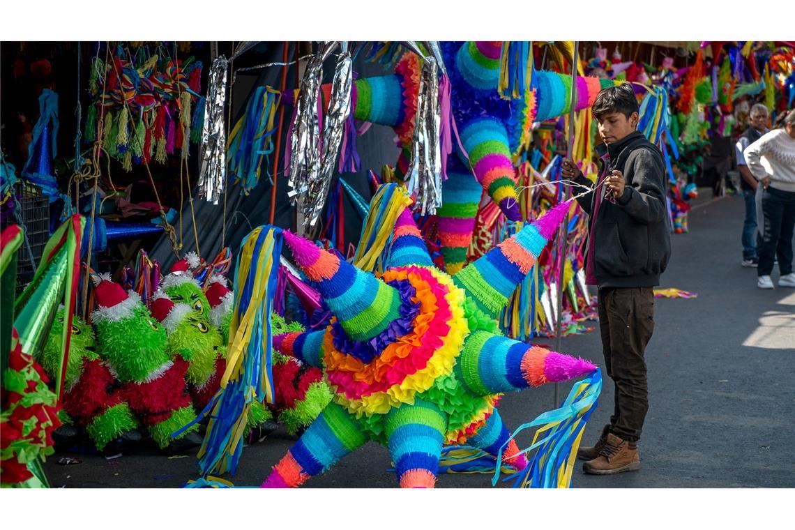 Die prall gefüllten Piñatas sind oft leuchtend bunt.