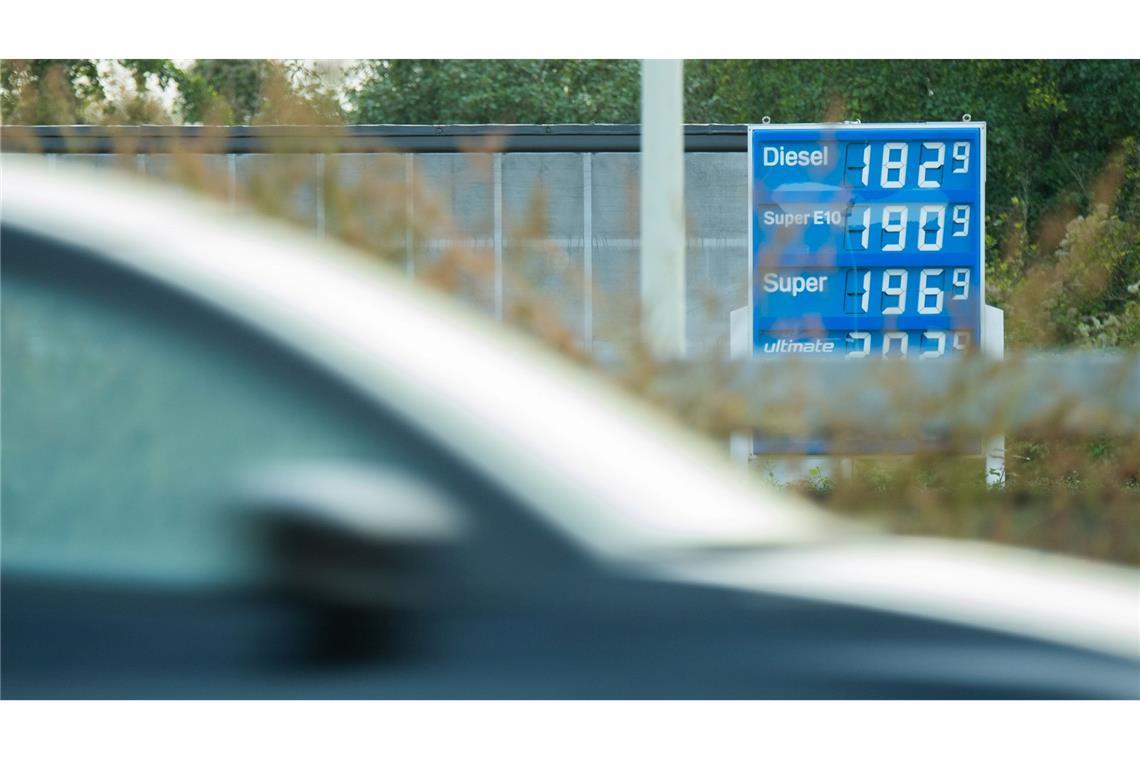 Die Preisanzeige einer Tankstelle an der Autobahn A7 im Landkreis Hildesheim.