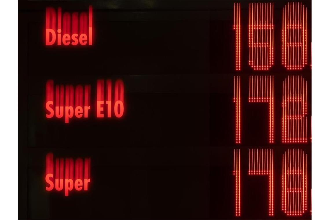 Die Preistafel an einer Tankstelle in der Innenstadt zeigt die Preise für Kraftstoffe an. Foto: Marijan Murat/dpa/Symbolbild