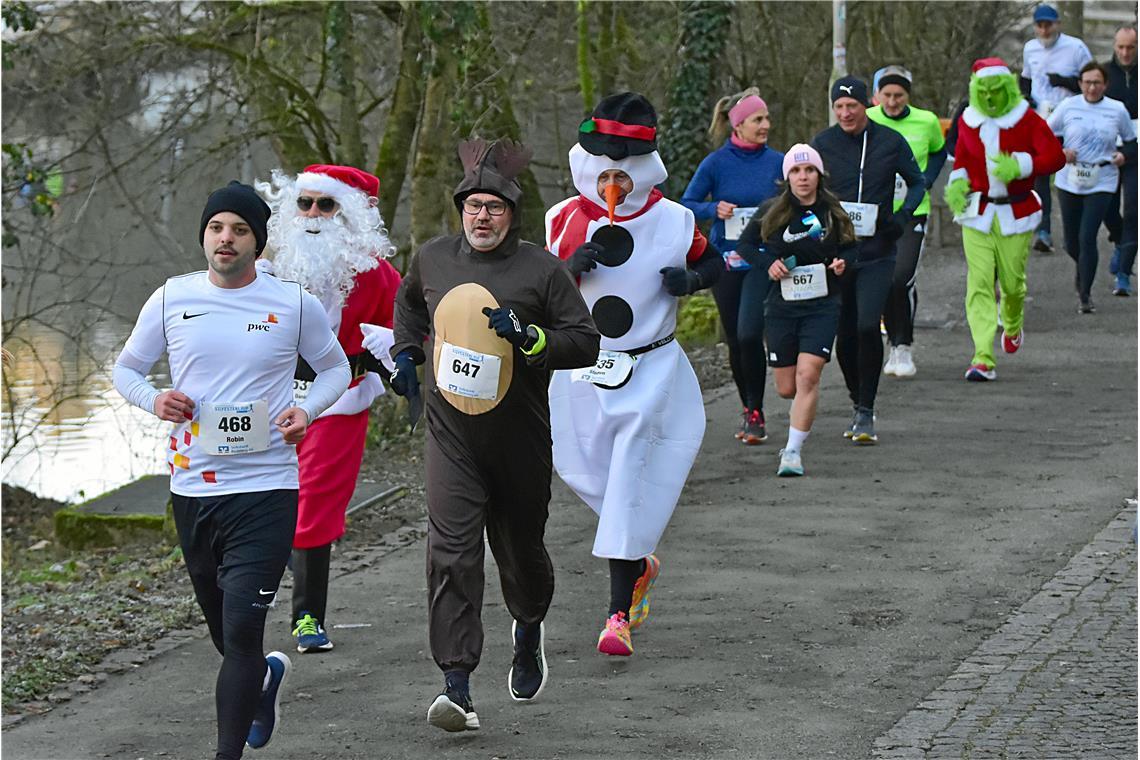 Die Preisträger der Kostümwertung in Aktion. Silvesterlauf 2024 in Backnang. SP