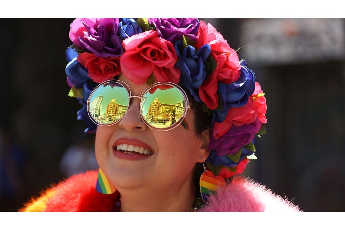 Die Pride Parade in San Francisco entzückt: Die Freude der Teilnehmerin kann selbst der mit Blumen bespickte Hut sowie ihre Sonnenbrille nicht verdecken.