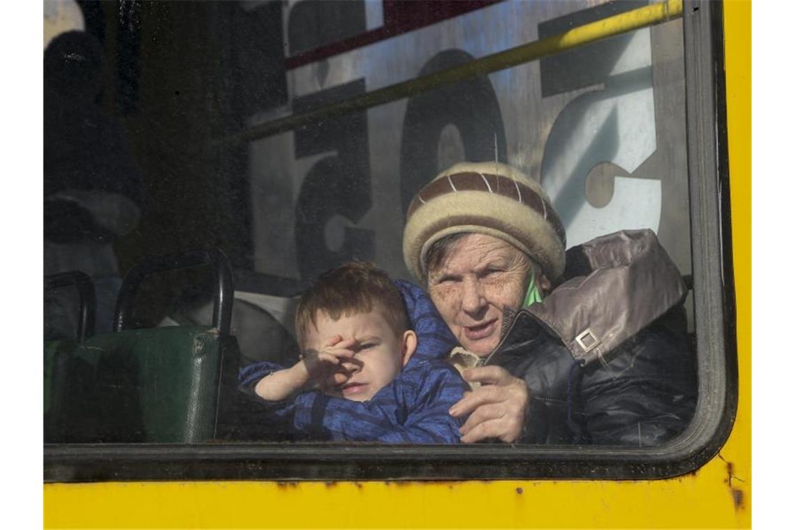 Nato befürchtet „vollständigen Angriff“ auf Ukraine Die pro-russischen Separatisten haben angekündigt, Menschen aus den Konfliktgebieten in der Ostukraine mit Bussen nach Russland zu bringen. Foto: Alexei Alexandrov/AP/dpa