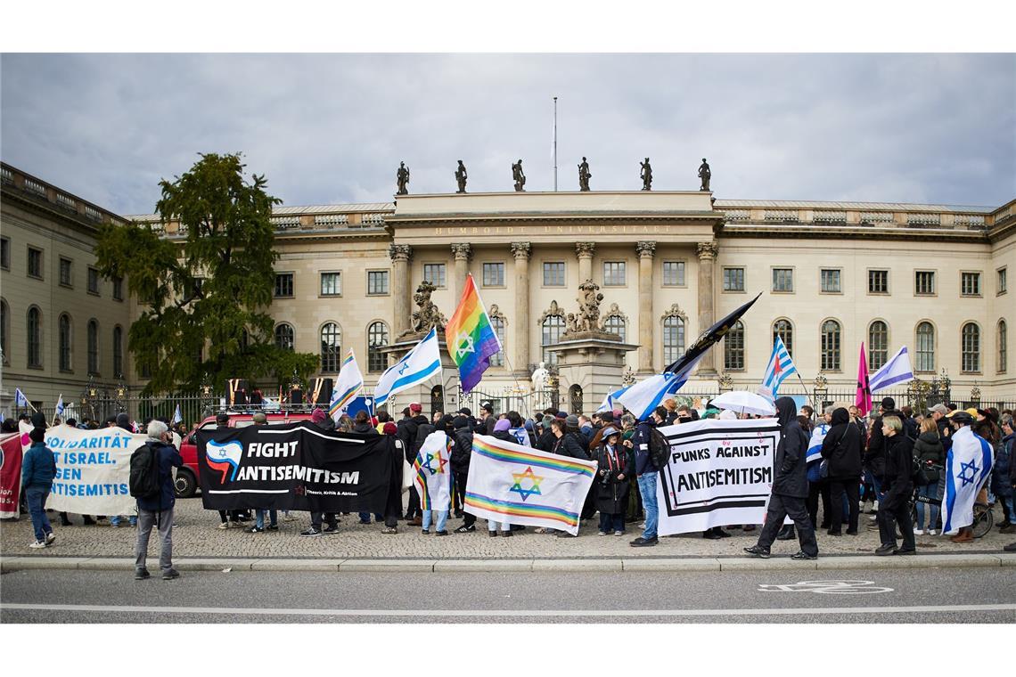 Die proisraelischen Demonstranten versammelten sich vor der Humboldt-Universität